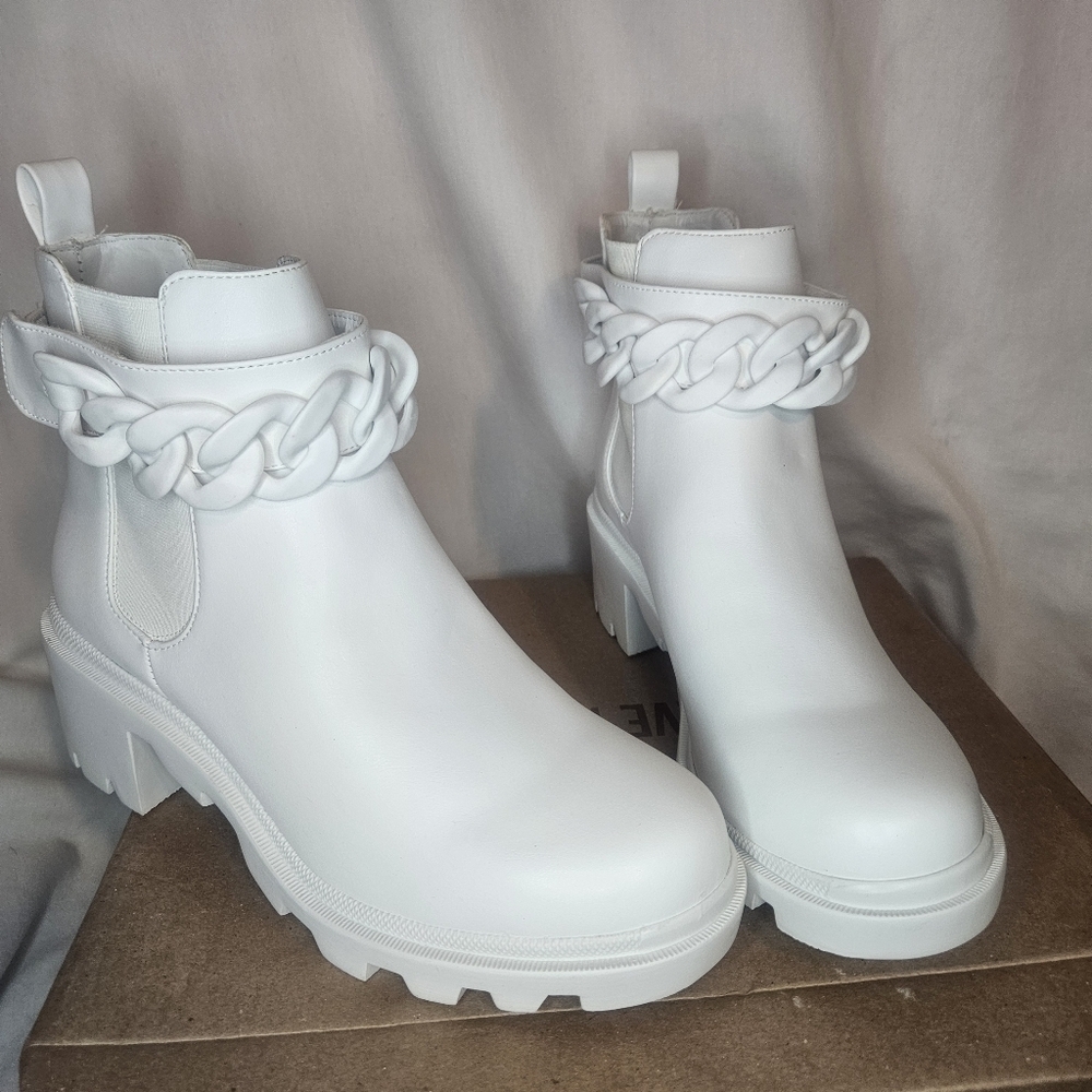 Steve Madden Amulet Chain Bootie Lug Heel White Sz 9 NWT Retail $130 - Picture 1 of 14